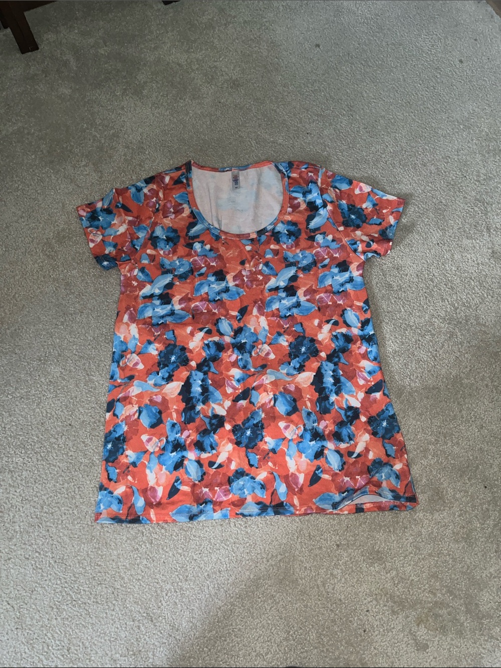 LuLaRoe Short Sleeve Scoop Neck Tee in Coral and Blue Floral